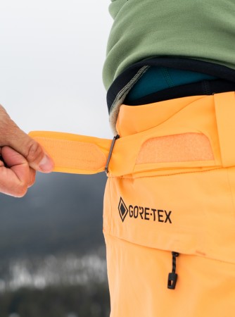 AK GORE TEX SUMMIT INSULATED Hose 2023 salmon buff 