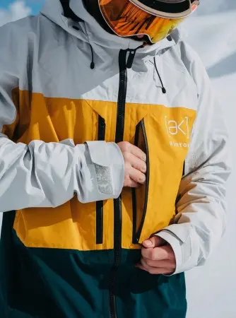 AK GORE TEX SWASH Jacket 2025 greycl/goldenrod/deep emerald 