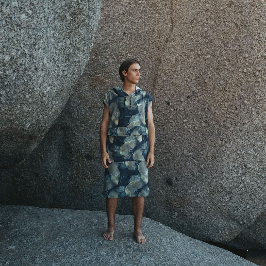 Product image 4 of the product “ELEMENT Poncho 2026 under water L”