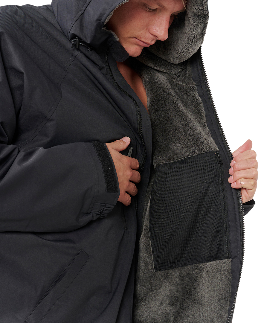 Artikelbild 5 des Artikels “SURF SERIES WINTER Poncho 2027 black/white “