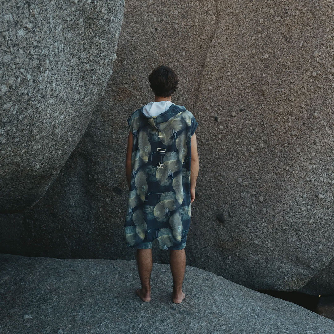 Product image 5 of the product “ELEMENT Poncho 2026 under water L”