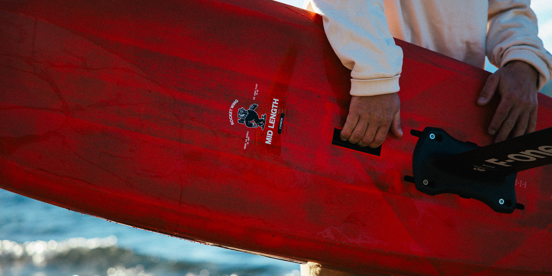 Product image 5 of the product “ROCKET WING MIDLENGTH CARBON Foilboard 2026 6,4”