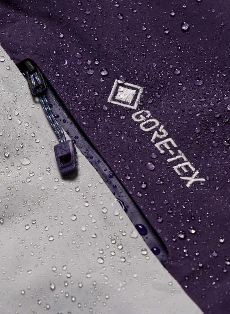 Artikelbild 8 des Artikels “AK SWASH SYNTHETIC INSULATED GORE TEX 2L Jacke 2027 nightshade purple/apparition grey/green voltage XXL“